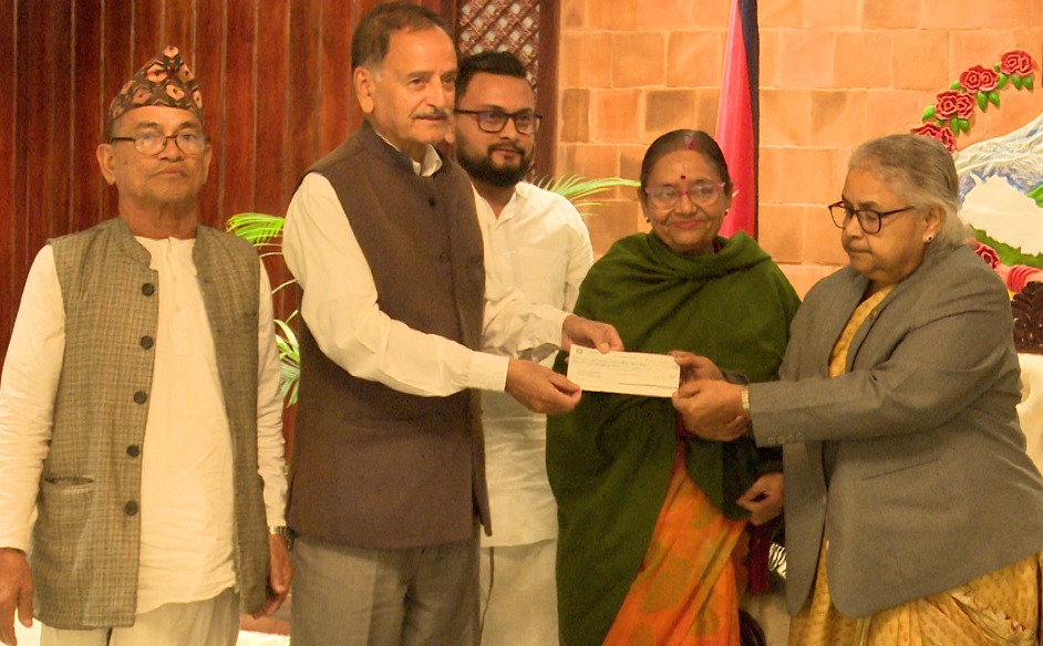 सत्संग नेपालद्वारा प्रधानमन्त्रीलाई १० लाख बराबरको सहयोग हस्तान्तरण