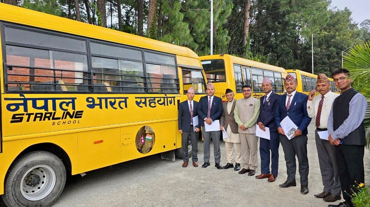४८ जिल्लाका विद्यालयलाई भारतले दियो ८१ वटा बस