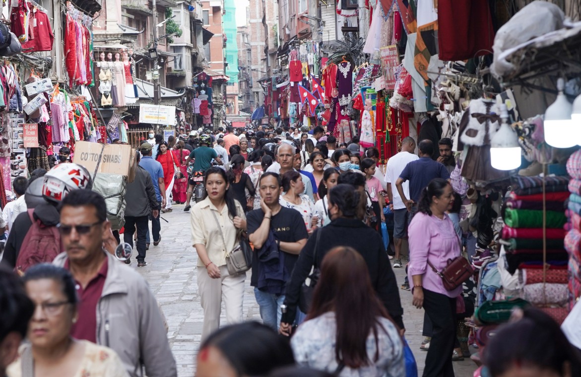 तिहार नजिकिँदै गर्दा बजारमा किनमेल गर्नेको चहलपहल