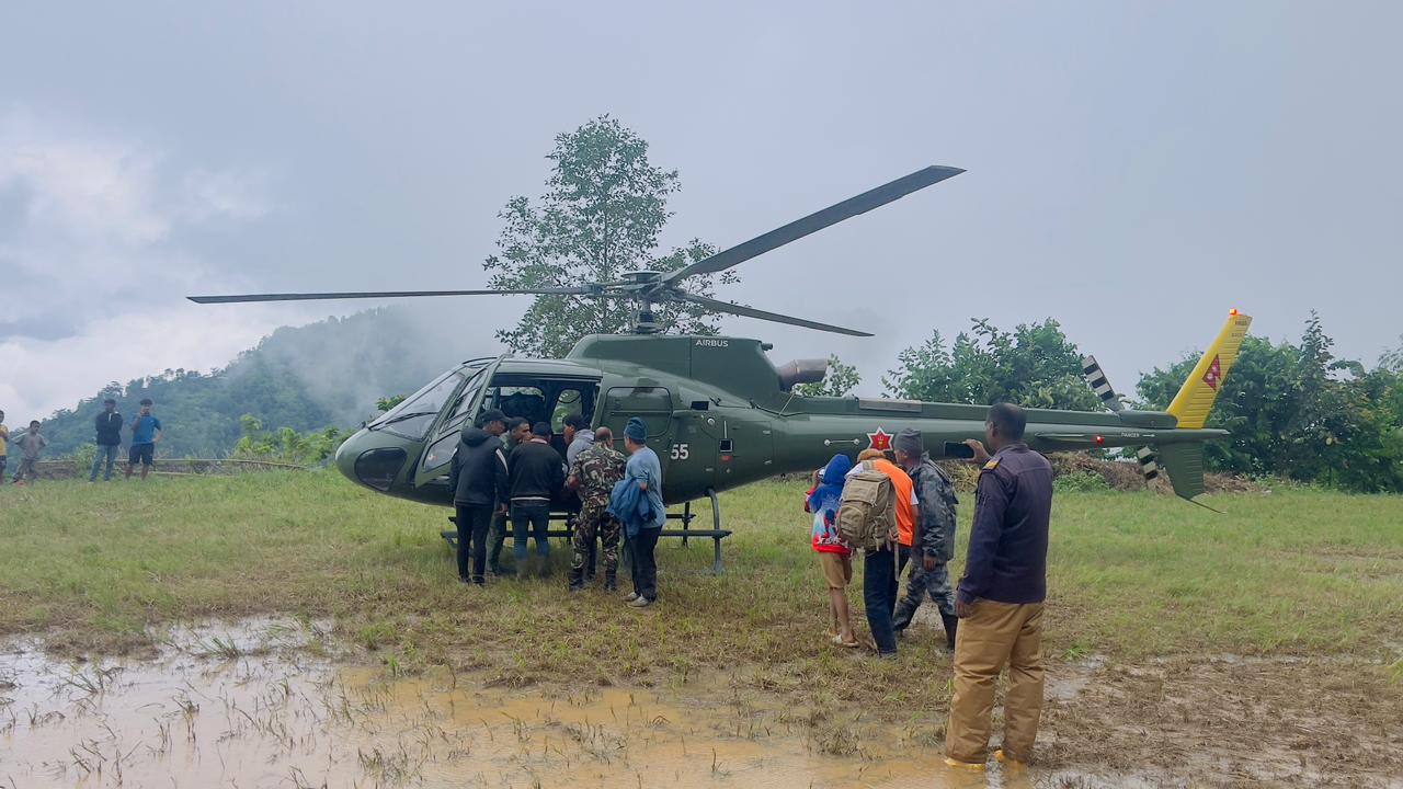 इलामका पहिरो प्रभावितलाई सेनाको हलिकोप्टरबाट उद्धार