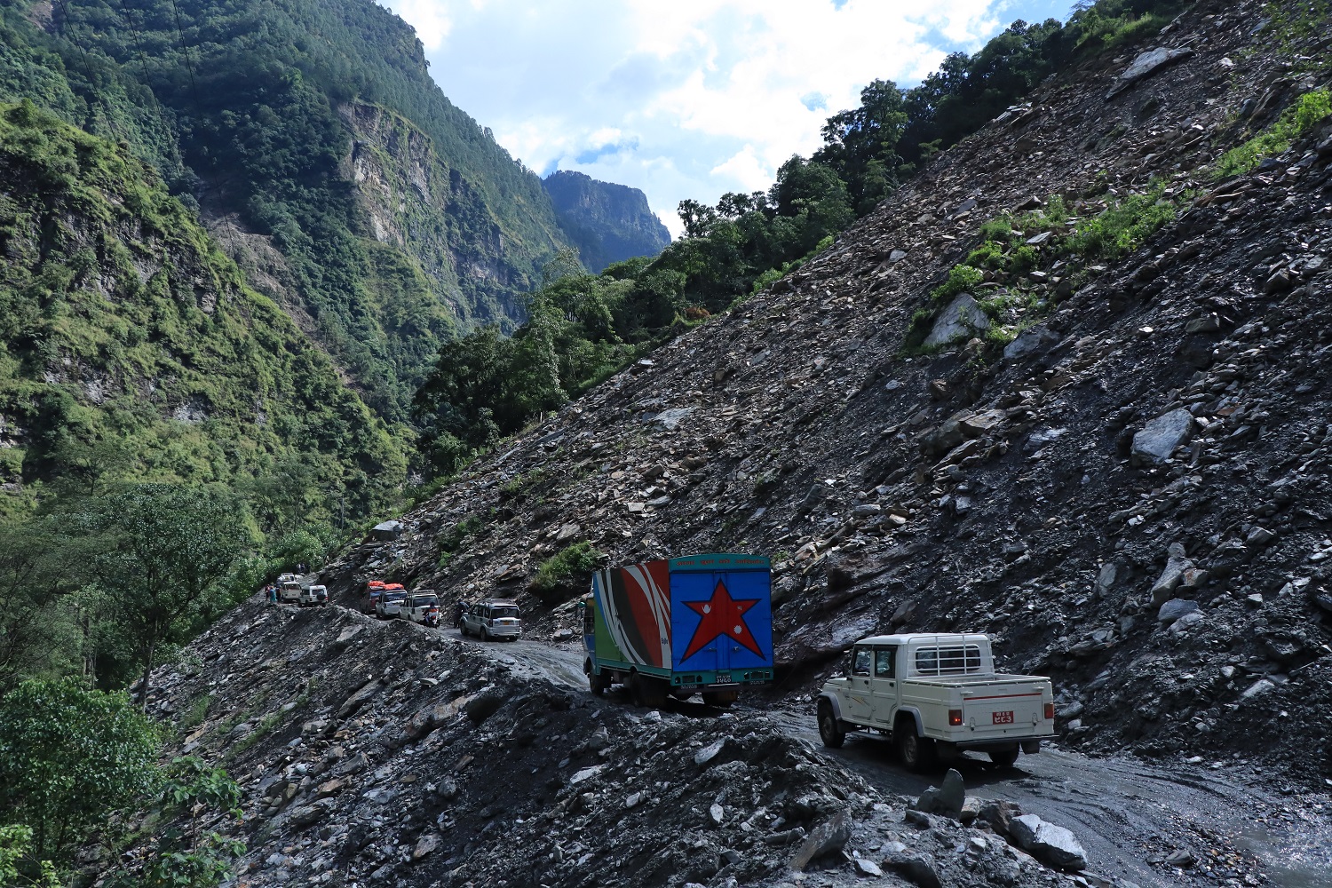 पहिराले बेनी–जोमसोम सडकमा यातायात सेवा  प्रभावित