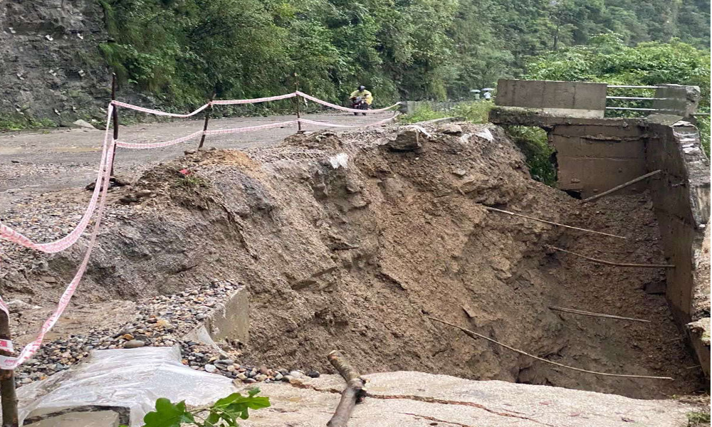 पृथ्वीराजमार्गको आँबुखैरेनीमा सडक भासियो
