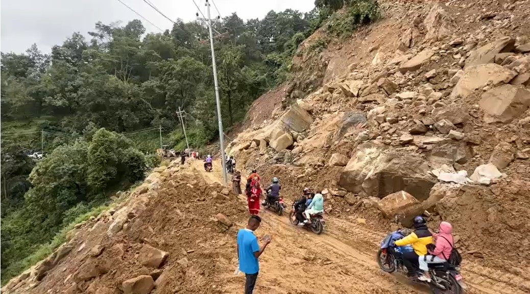 अवरुद्ध कान्ति लोकपथ खुल्यो, चल्न थाले सवारी