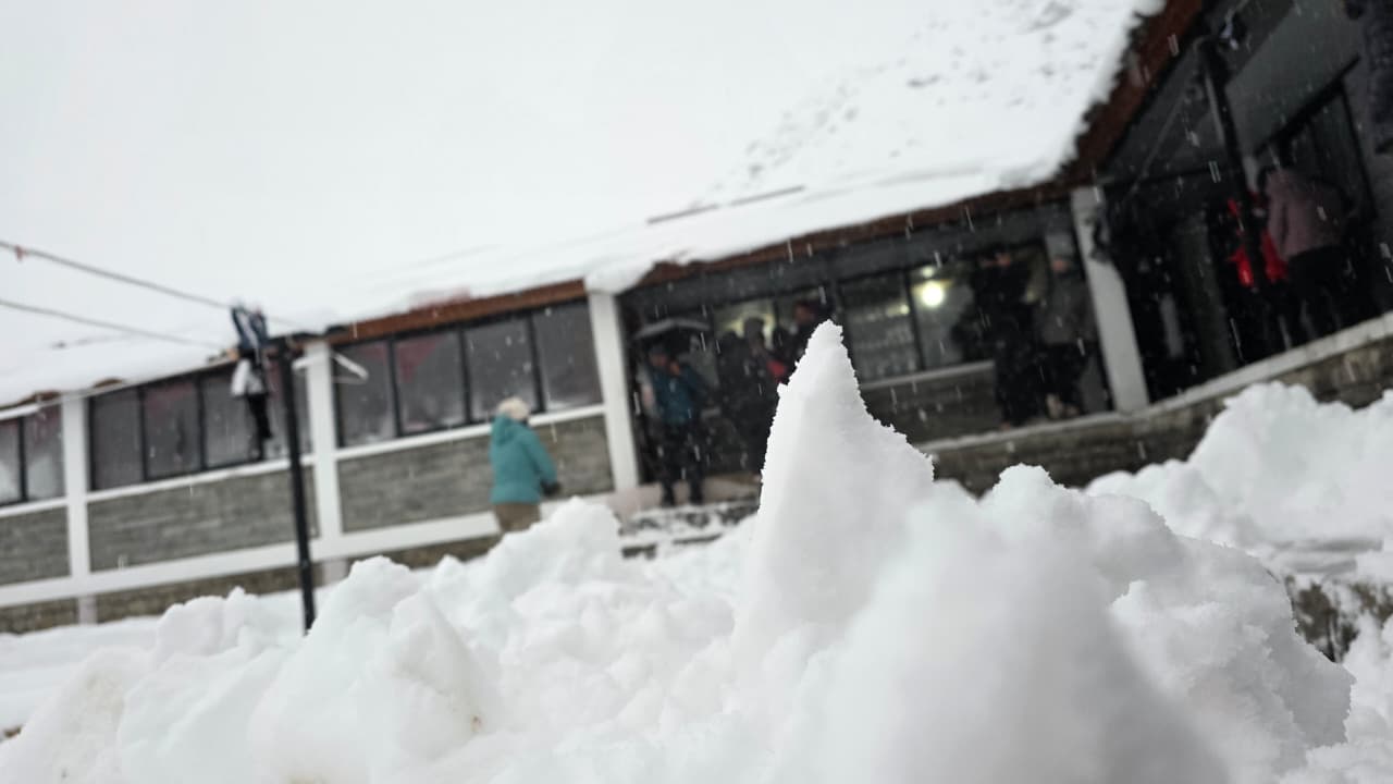 अन्नपूर्ण आधार शिविरमा पदयात्रा रोकियो, पर्यटकलाई नारच्याङ र भुरुङ्ग तातोपानीमा ल्याइयो