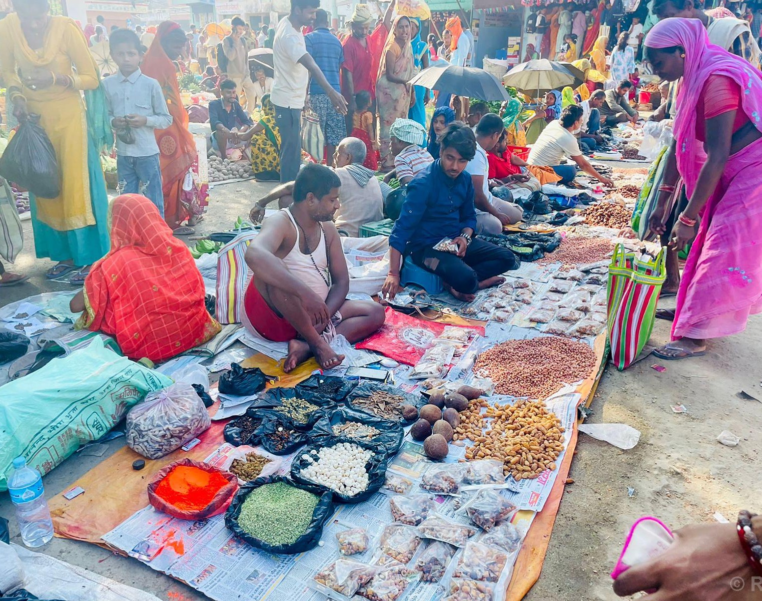 छठ पर्वको तयारीमा स्थानीय हाटबजारमा भीड