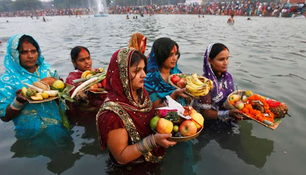छठ पर्वको मुख्य दिन: अस्ताउँदो सूर्यलाई विधिपूर्वक अघ्र्य दिइँदै