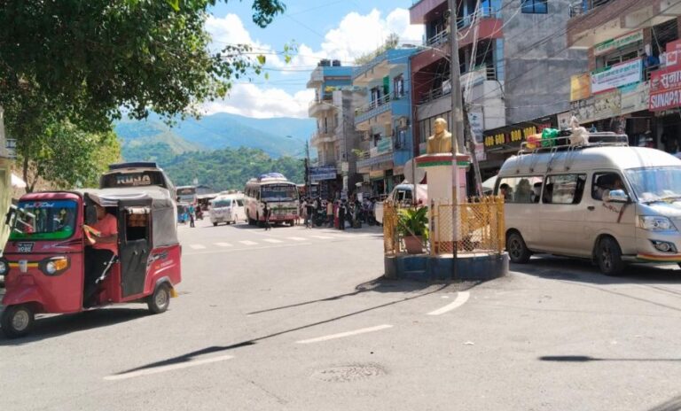 चरिकोट-खाडिचौर सडकको प्रयोग