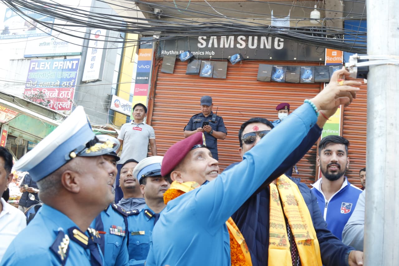 जेन-जी आन्दोलनमा फुटाइएको चाबहिलको ट्राफिक बत्ती जडान, एआईजी कार्कीद्वारा उद्घाटन