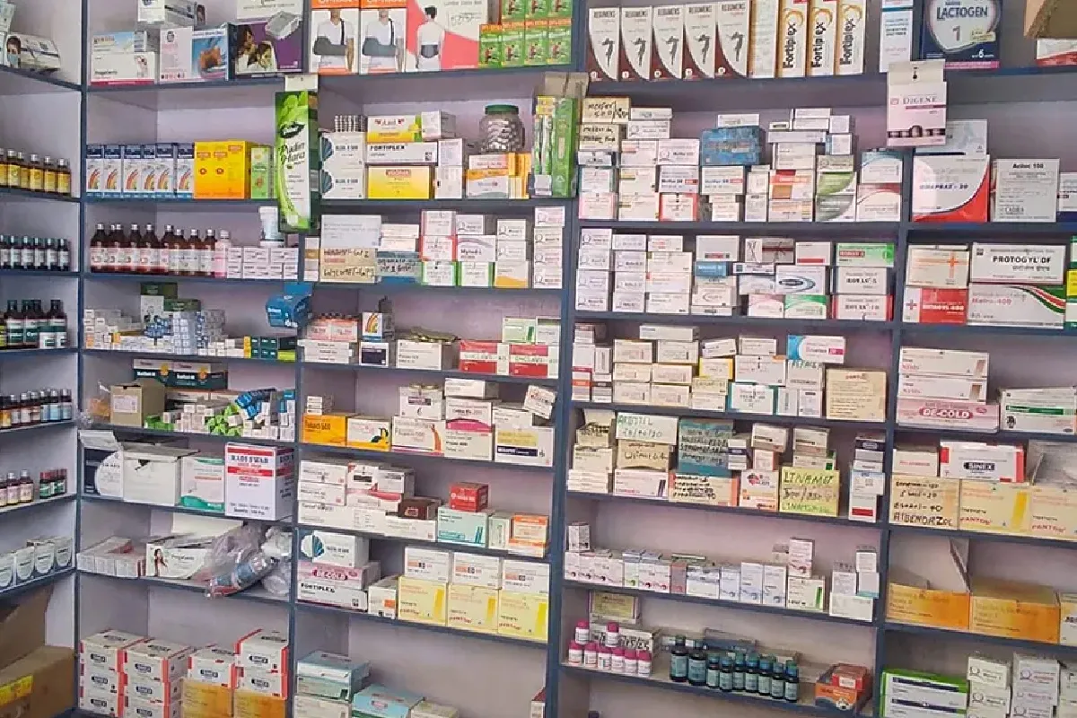 डाक्टरको सिफारिसबिनै बिक्री गरेको आरोपमा फार्मेसीबाट औषधी बरामद