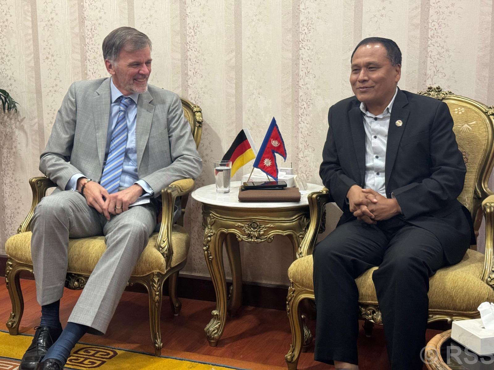 मन्त्री घिसिङसँग नेपालका लागि जर्मनीका राजदूतको भेट