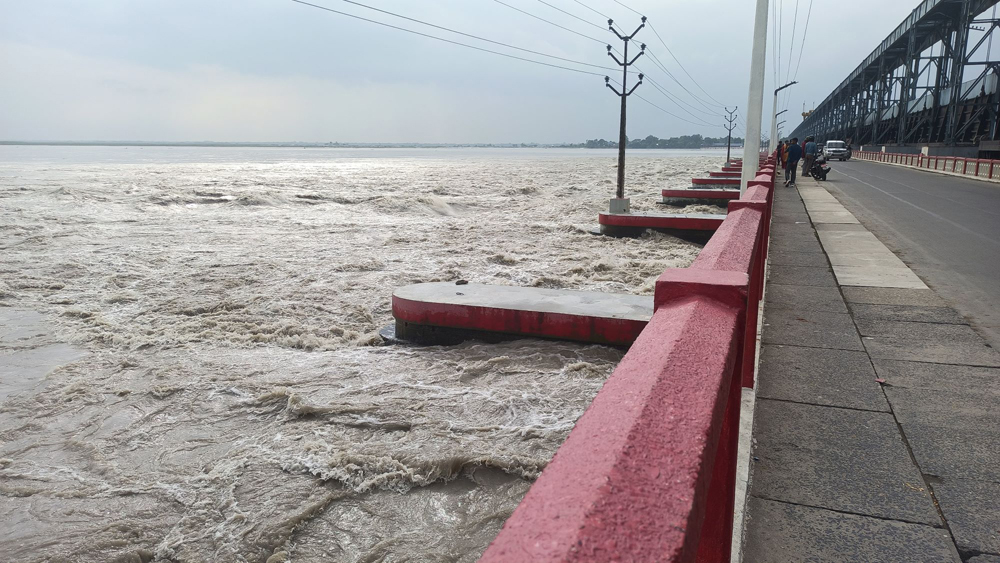 कोशी ब्यारेजमा पानीको सतह खतराको तहमाथि, ५६ वटै ढोका खुला
