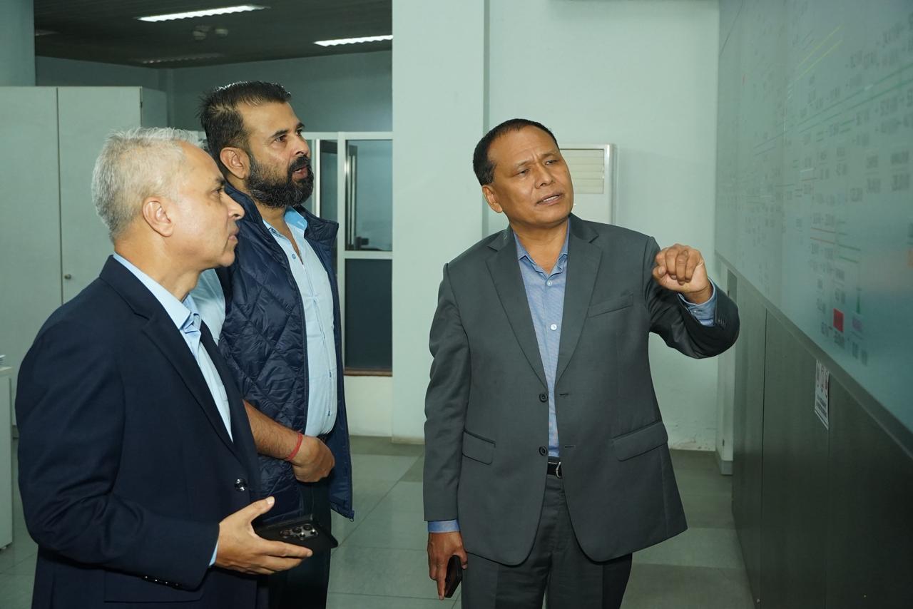 मन्त्री घिसिङद्वारा विद्युत् भार प्रेषण केन्द्रको अनुगमन