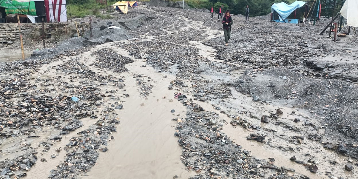 वर्षातमा लोकमार्गका यात्रुलाई सास्तीनै सास्ती