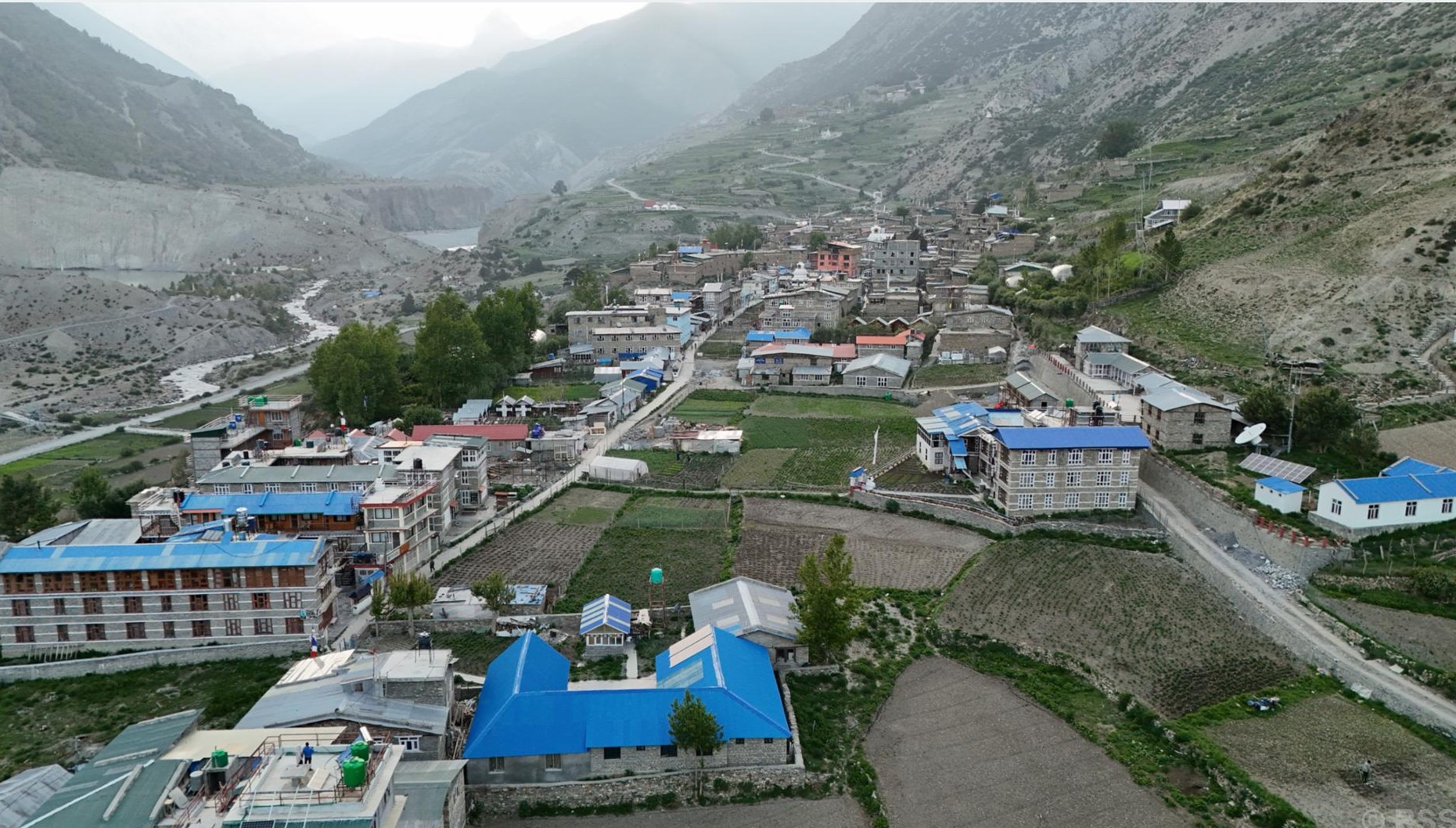 मनाङ यात्रामा मौसम बाधक