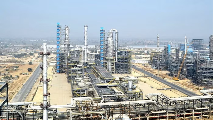 ट्रम्पको प्रतिबन्धसँगै भारतीय रिफाइनरीद्वारा रुसी तेल खरिद स्थगित