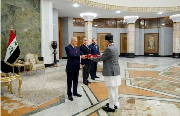 राजदूत लम्सालद्वारा ओहोदाको प्रमाणपत्र प्रस्तुत