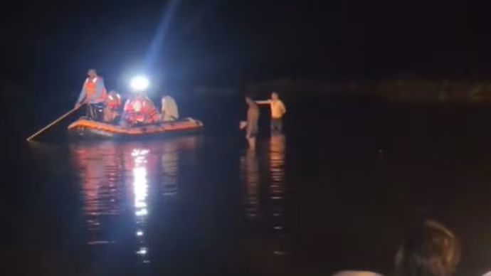 भारतमा दुर्गा मूर्ति विसर्जनका क्रममा ट्र्याक्टर–ट्रली पल्टिँदा ११ जनाको  मृत्यु