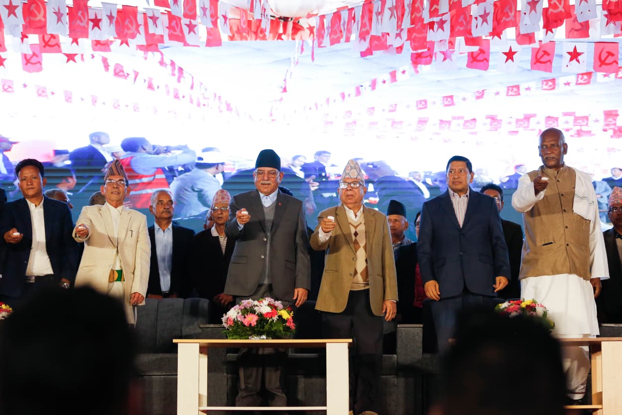 कार्यकर्ता जोगाउन र आफू जोगिन भइरहेको वाम एकता