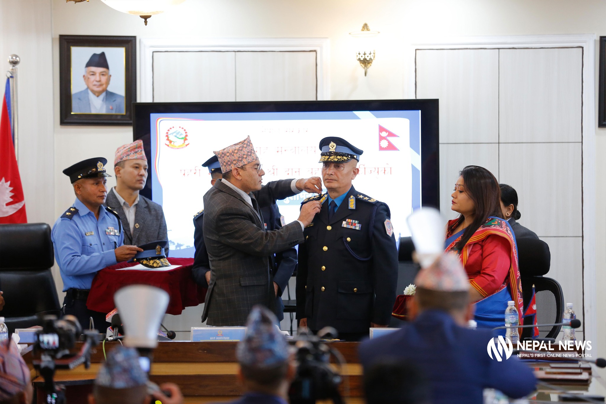 प्रहरी महानिरीक्षक कार्कीलाई दर्ज्यानी चिह्न (तस्बिरहरू)