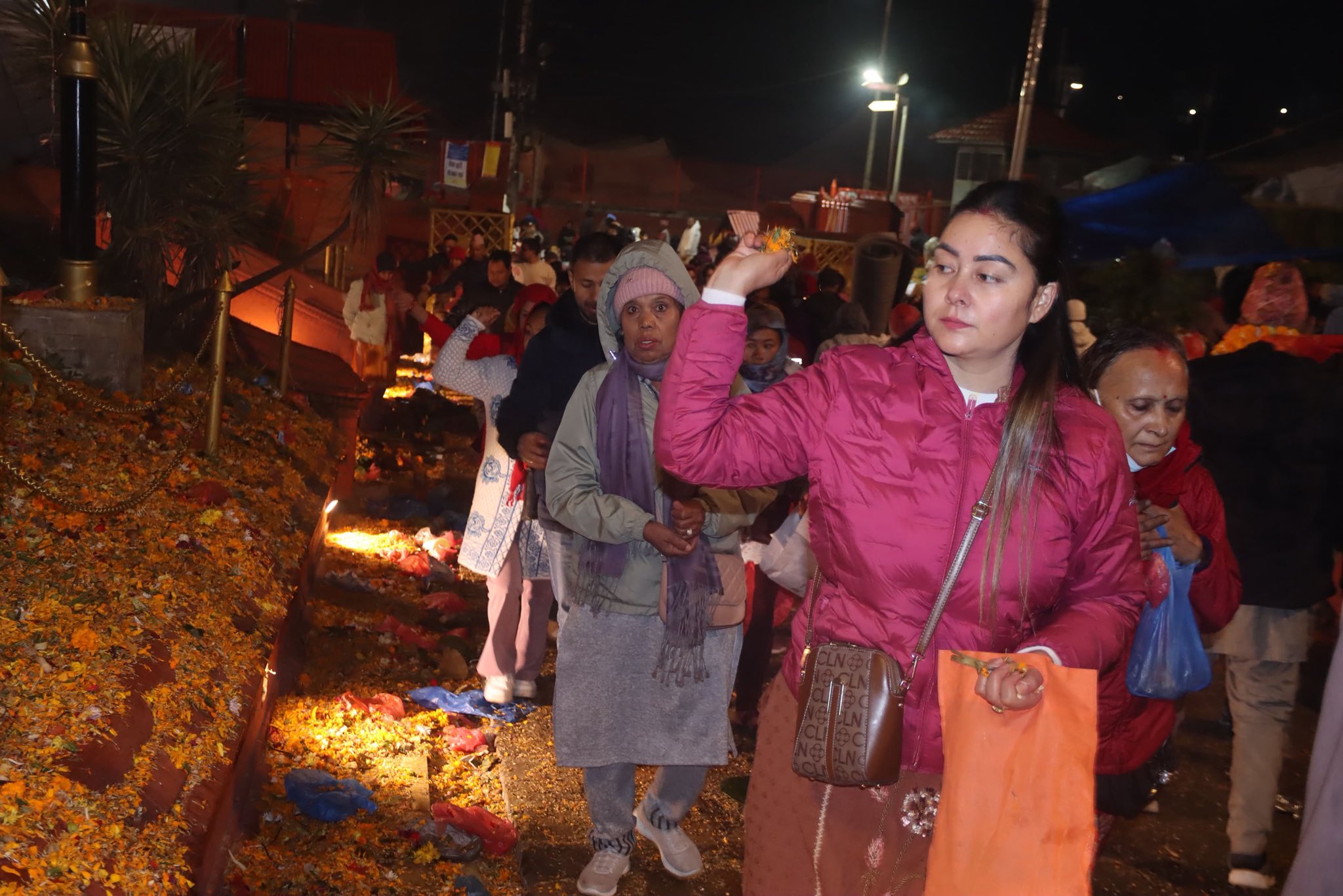 पशुपतिमा शतबीज छर्नेको घुइँचो [तस्विरमा]