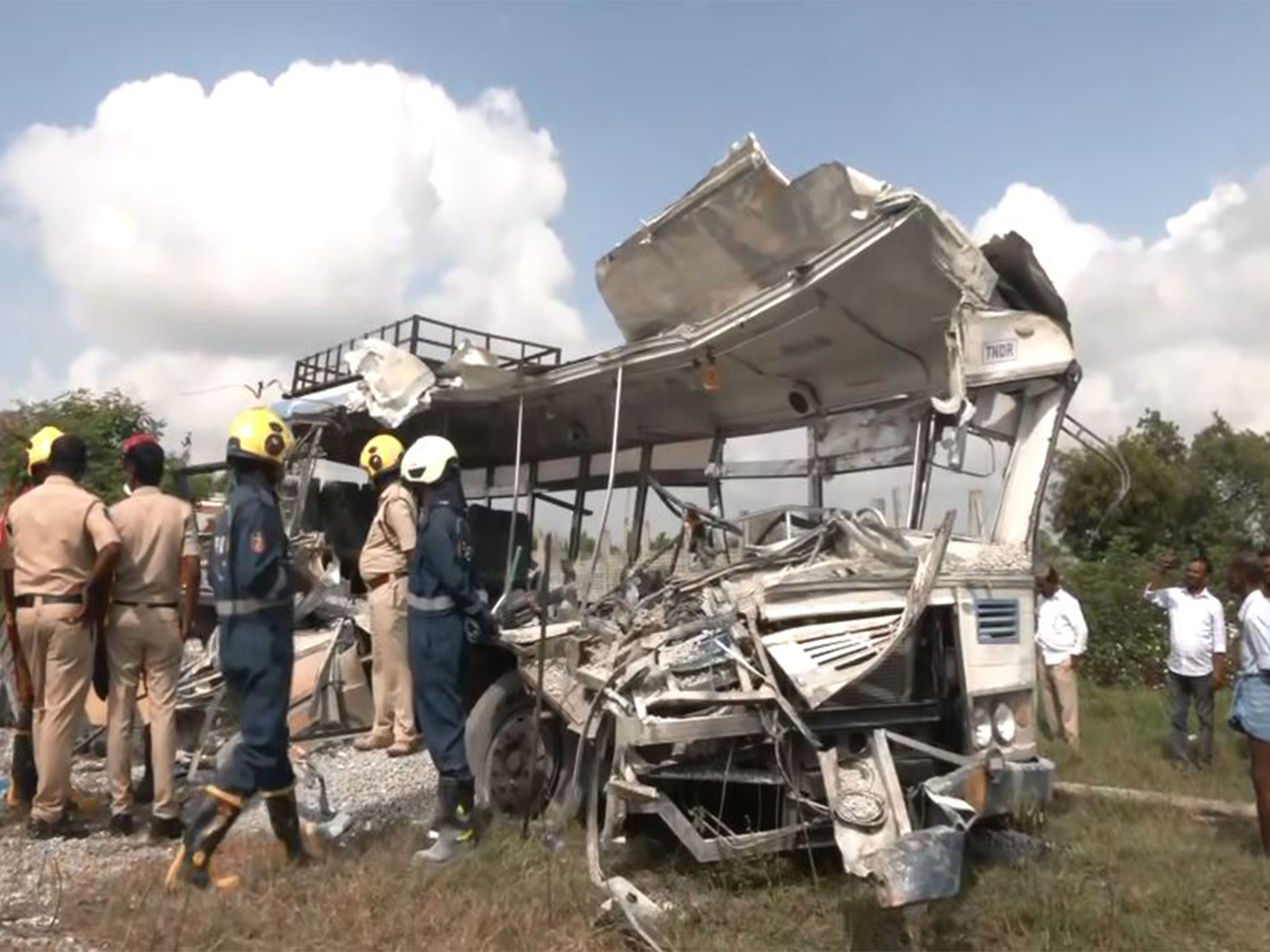 दक्षिणी भारतमा सडक दुर्घटनाः ट्रक बसमा ठोक्किँदा कम्तीमा २० जनाको मृत्यु, दर्जनौँ घाइते
