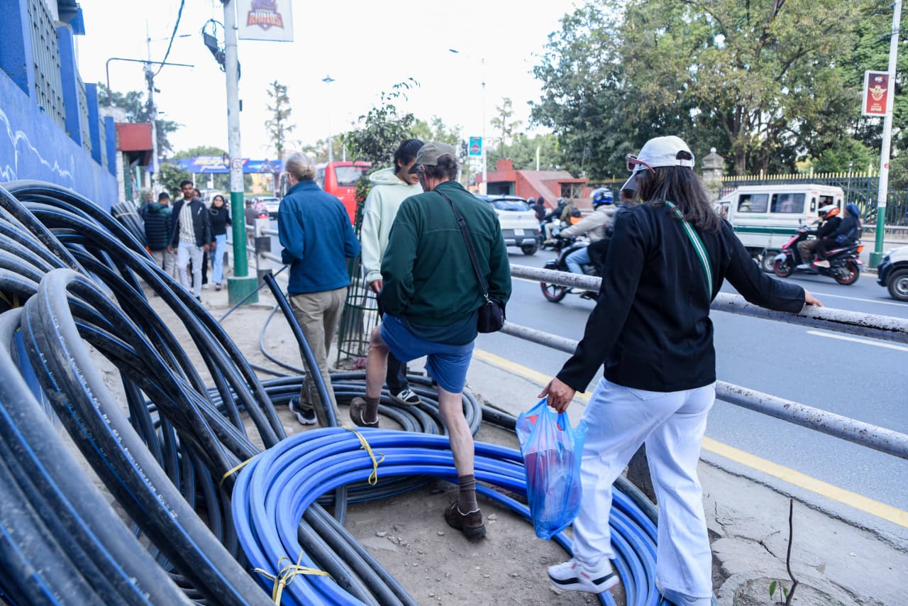 वीर अस्पतालदेखि जमलसम्मको फुटपाथमा धराप