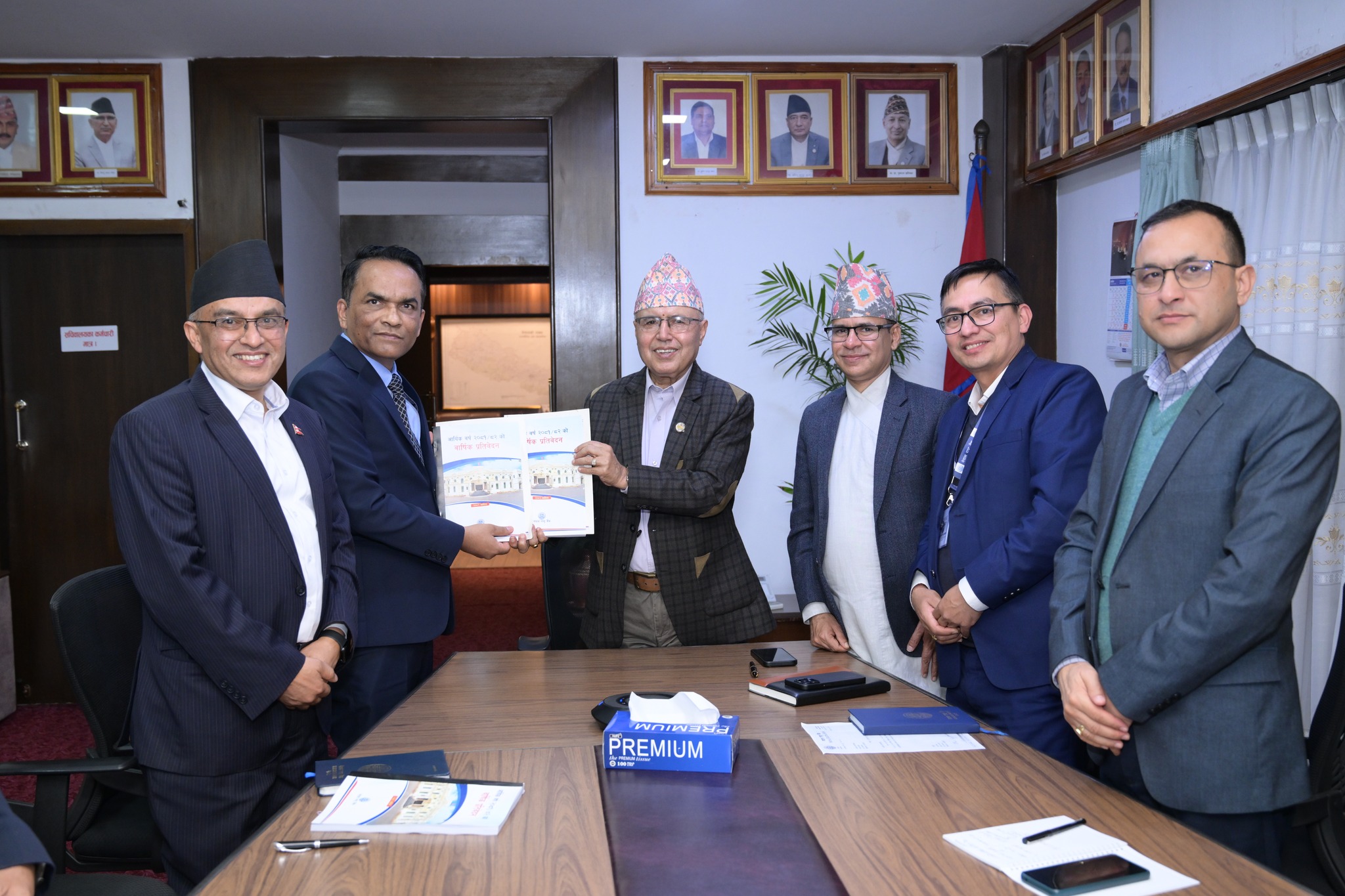 अर्थमन्त्रीसमक्ष गभर्नर पौडेलले बुझाए वार्षिक प्रतिवेदन