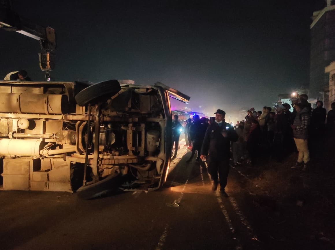 बालाजु चोकको सडकमै पल्टियो बस, सातजना घाइते [तस्बिरसहित]