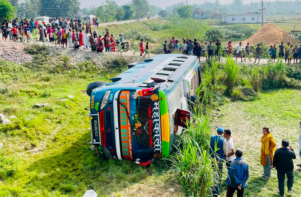 कञ्चनपुरमा बस पल्टियो, ४२ वर्षीय बोहोराको गुम्यो ज्यान