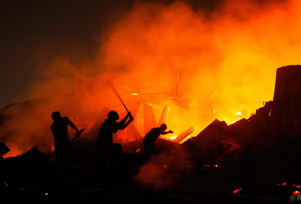 ढाका झुपडीमा भीषण आगलागी, हजारौँ घरबारविहीन