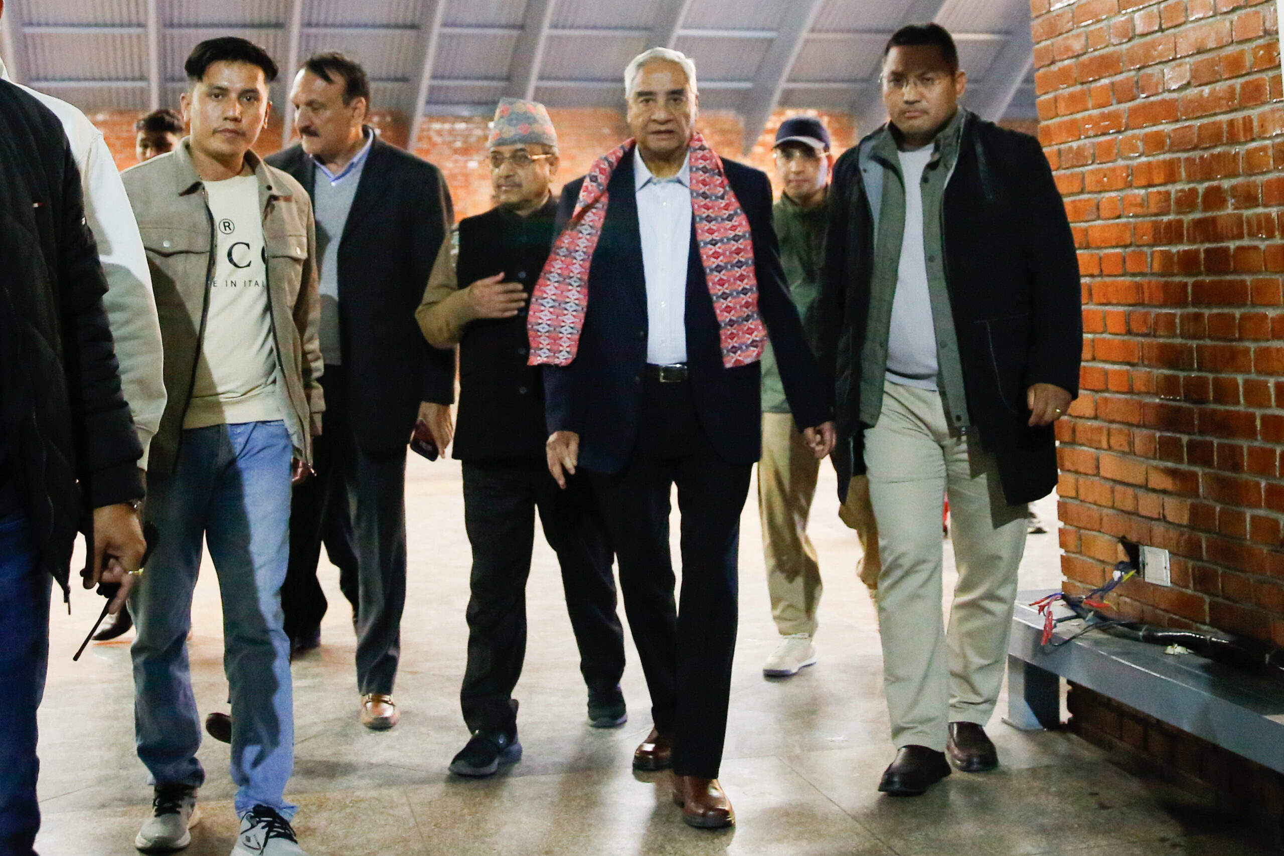 देउवा दम्पती सिंगापुर उपचार पछि स्वदेश फिर्ता