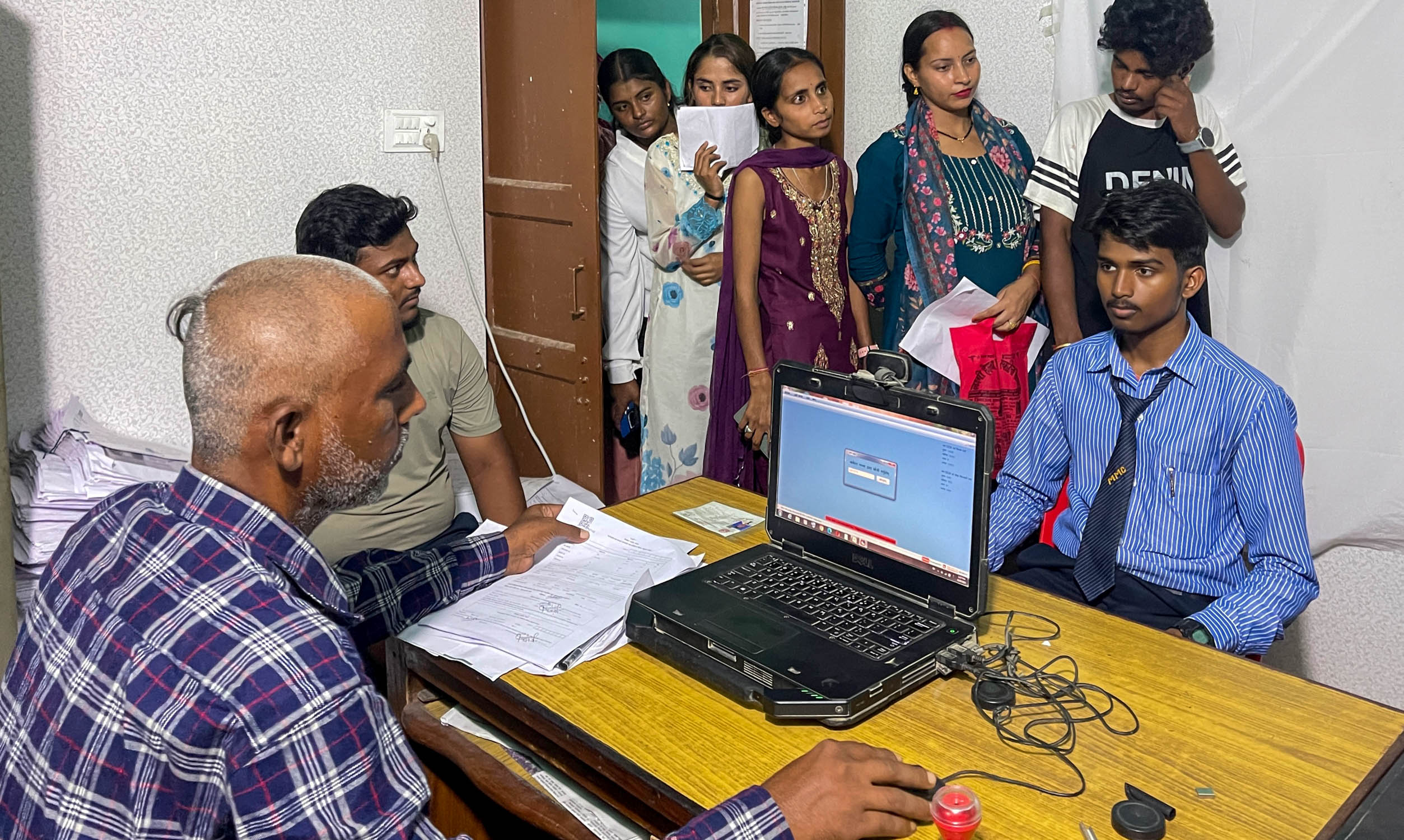 प्रदेश निर्वाचन कार्यालय जनकपुरधाममा मतदाता नामावली दर्ताका लागि सर्वसाधारणको उत्साहजनक उपस्थिति