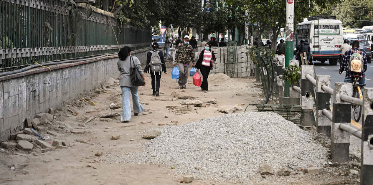 फुटपाथमा धराप