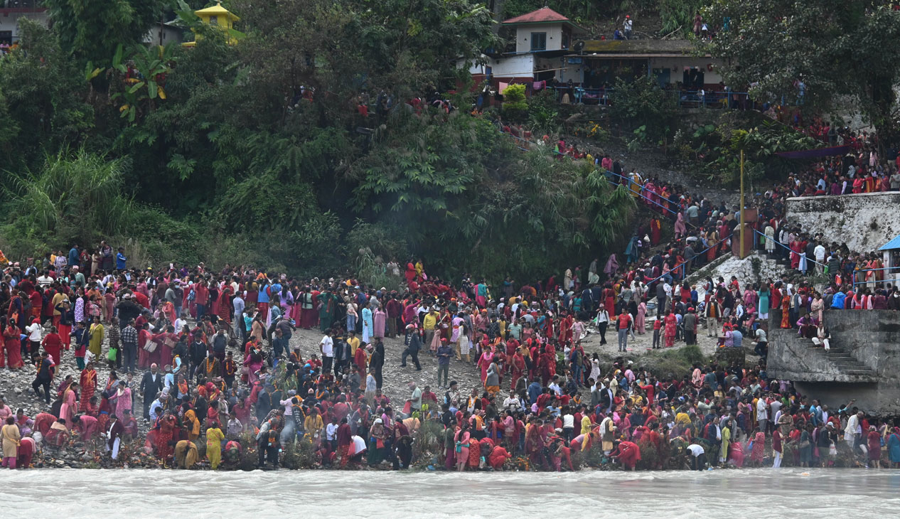 पोखराको तुलसी घाटमा भक्तजनको भिड‚ हेर्नुहोस् ११ तस्बिर