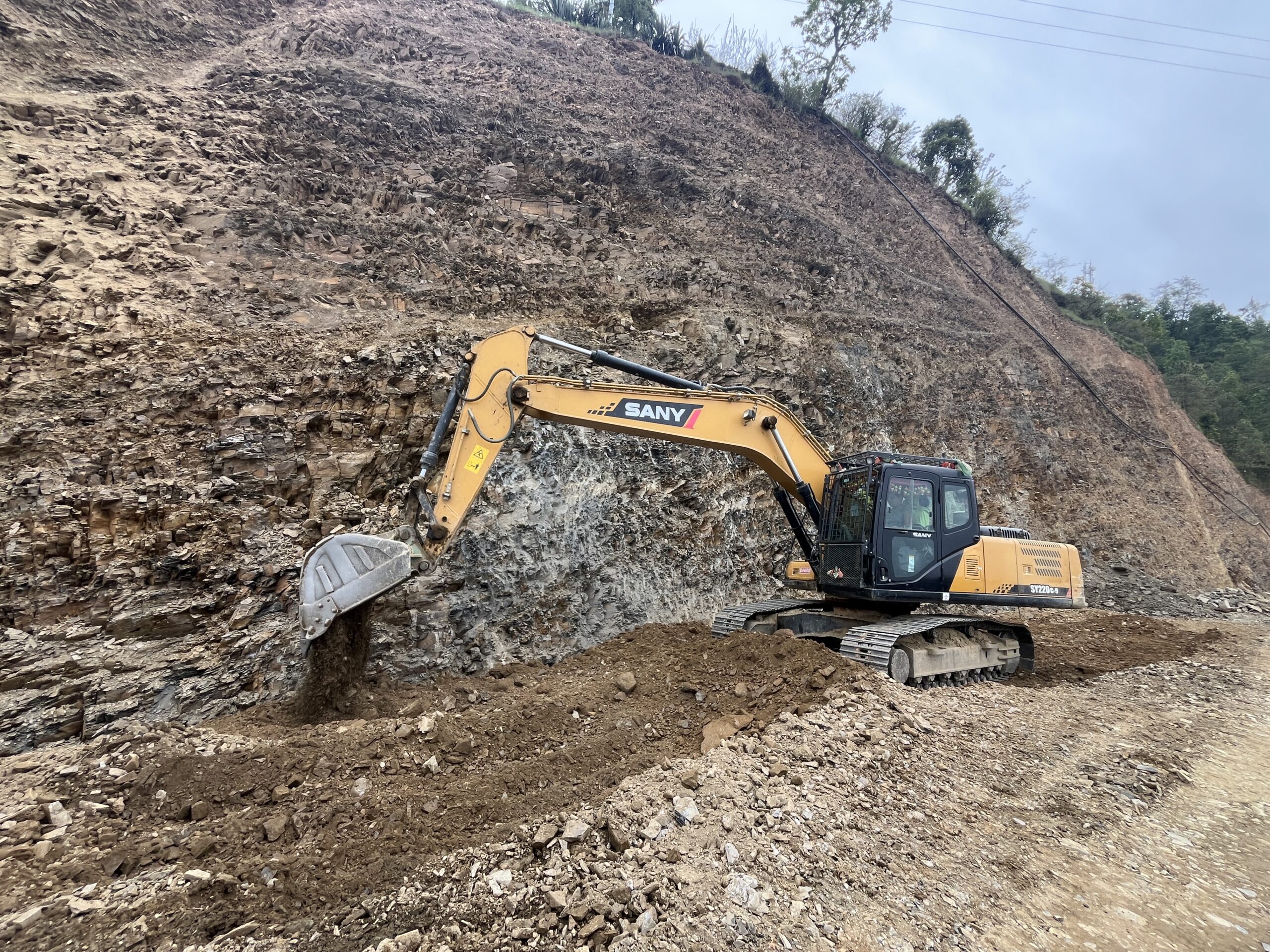 गुल्मीको आँपचौर–शान्तिपुर सडक धमाधम स्तरोन्नति हुँदै