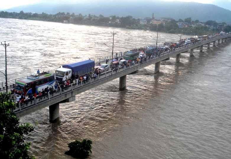नारायणघाट बुटवल खण्डको नारायणी नदि पुल क्षेत्रमा दुई दिन राति गाडी सञ्चालनमा रोक