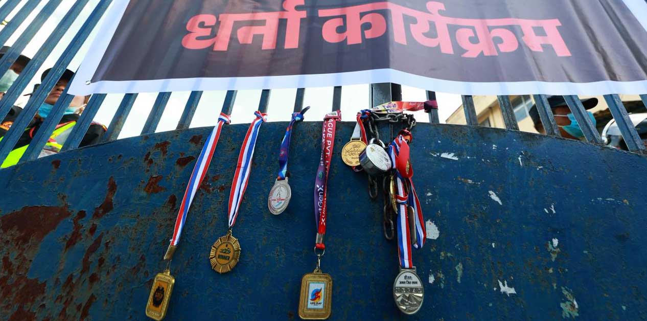 लिग नगराउने एन्फालाई खेलाडीले दिए ‘मेडल’