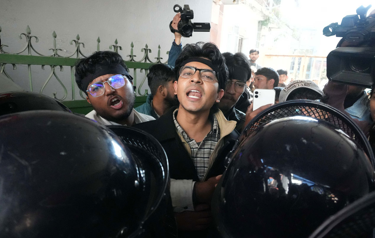 मिराज ढुंगानाको टोलीलाई प्रहरीले धकेल्दै अनामनगरको पुल कटाएपछि…