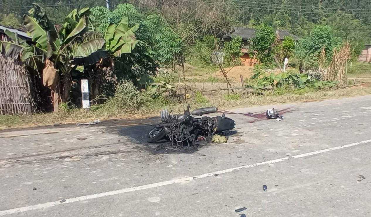 दुई मोटरसाइकल र ट्रक आपसमा ठोक्किए : दुईजनाको मृत्यु, चार घाइते