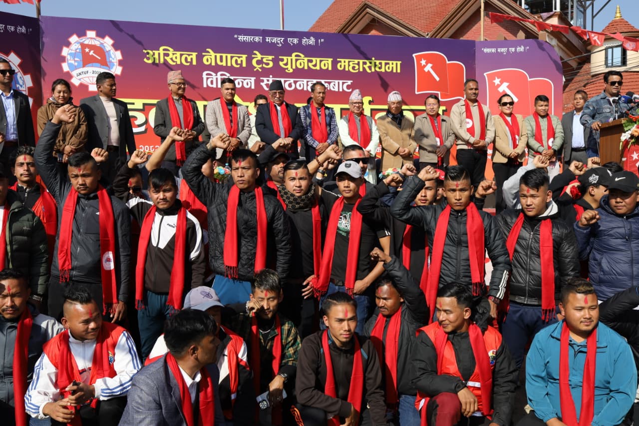 पेरिसडाँडा पुगेर ‘पार्टी चेन्ज’ [६ तस्बिर]