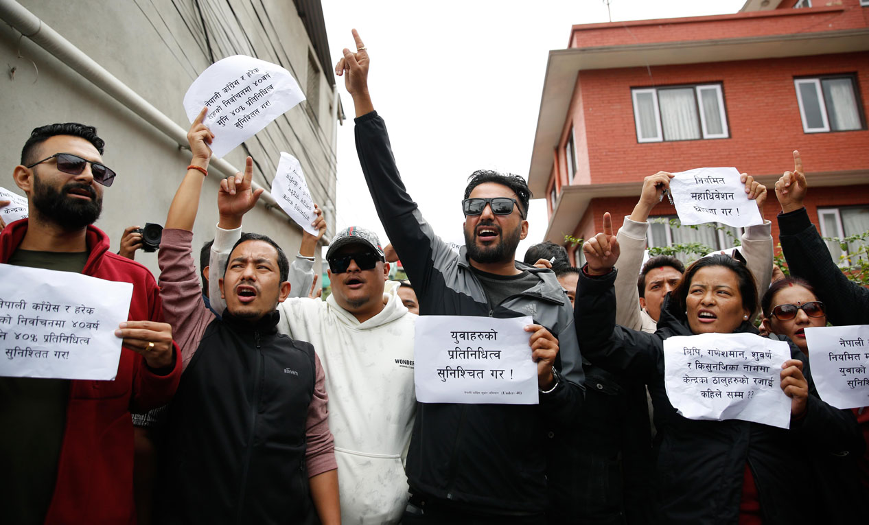 नेतृत्वलाई युवाको खबरदारी, नाराबाजीसँगै पार्टी कार्यालयमा तालाबन्दी [फोटो फिचर]