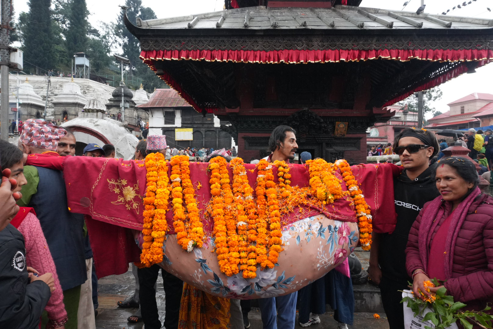 आज हरिबोधिनी एकादशी फूलको डोली सहित बागमतीमा टाँगियो तोरण [फोटो फिचर]