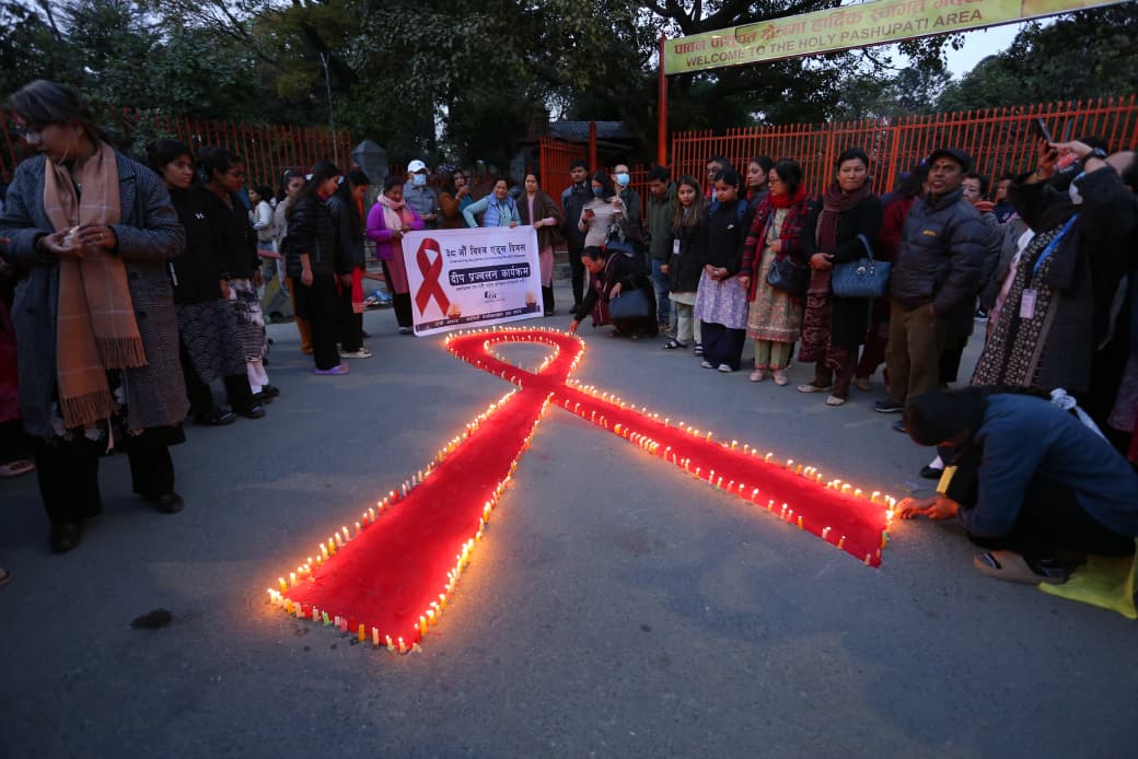 एड्स दिवसको पूर्वसन्ध्यामा मैनबत्ती प्रज्वलन [फोटो फिचर]