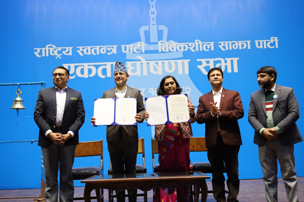 घन्टी बजाएर रास्वपाले भित्र्यायो विवेकशील साझा [११ तस्बिर]