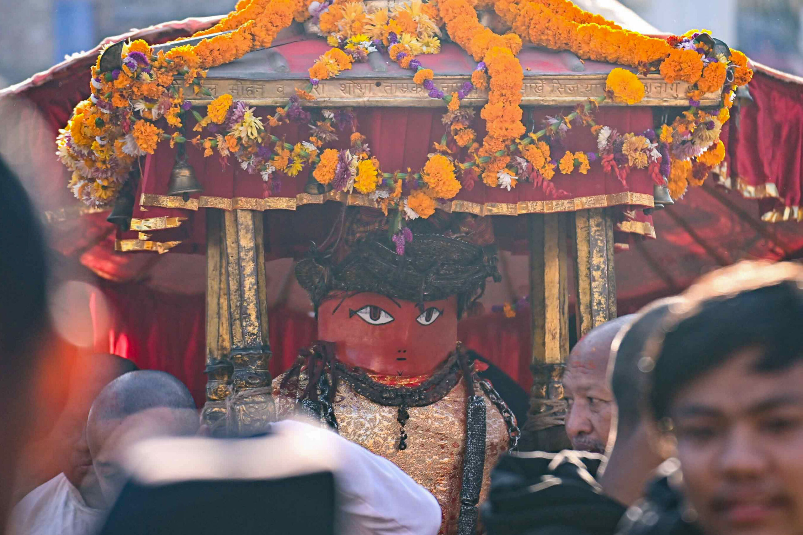 वर्षा र सहकालका देवता रातो मच्छिन्द्रनाथलाई बुङ्मतीबाट आज पाटनको तःबहाल मन्दिर ल्याइयो