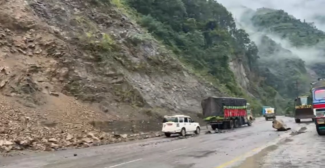 मुग्लिन-नारायणगढ सडकखण्डमा ढुङ्गा झर्न रोकिएन, यात्रामा सावधानी अपनाउन आग्रह