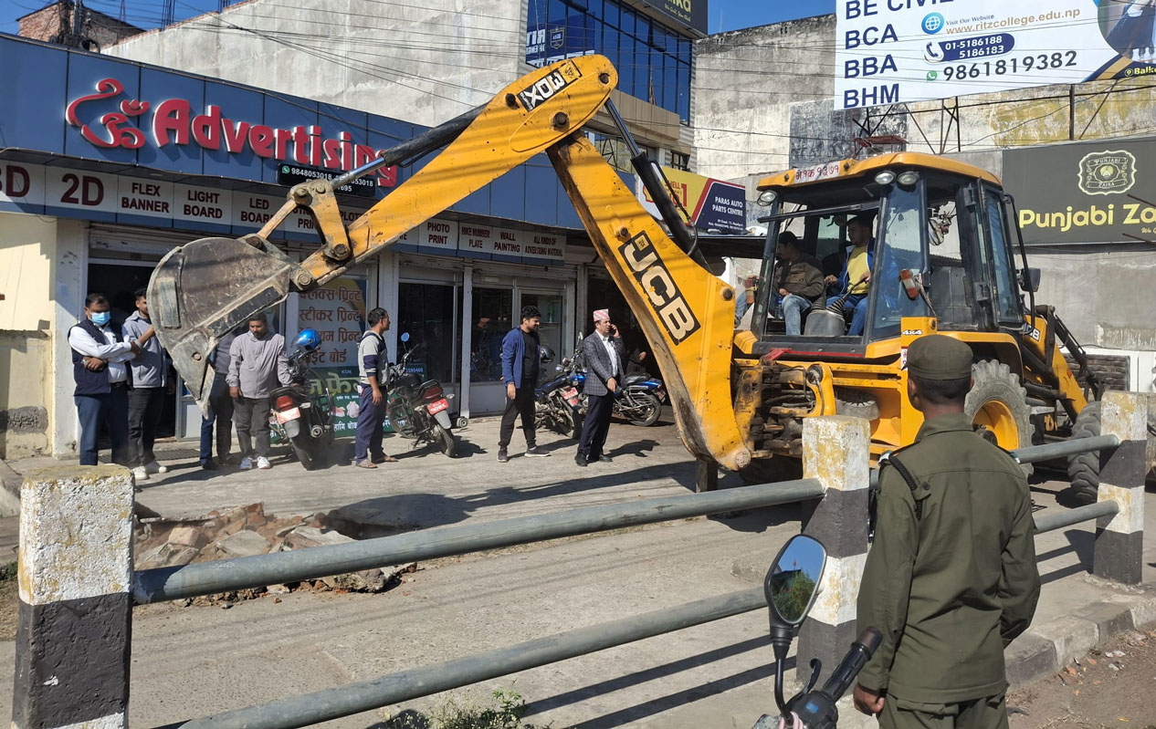 बीपी चोकदेखि धम्बोझीसम्मका अतिक्रमित संरचना हटाउन थालियो
