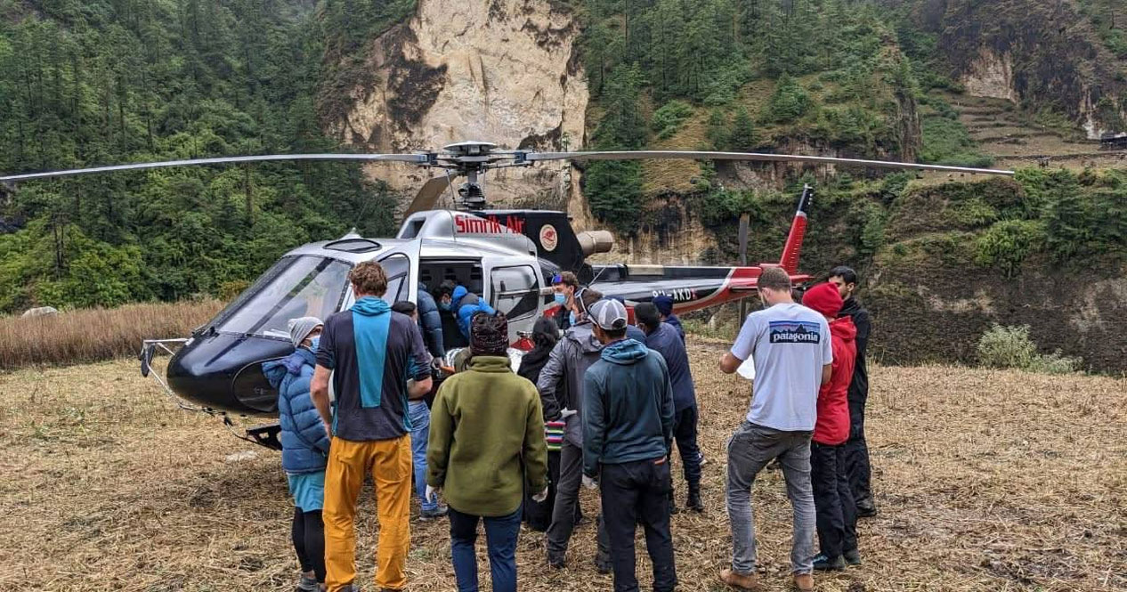 भिरबाट खसेको ढुंगा लागेर घाइते पर्यटकको हेलिकोप्टरबाट गरियो उद्धार