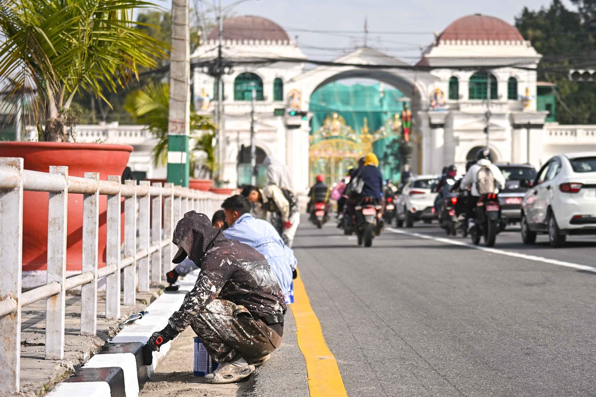 चिटिक्क पारिँदै सिंहदरबार क्षेत्रका सडक [तस्बिर कथा]