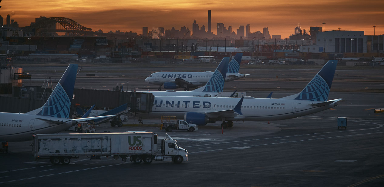 अमेरिकी एयरलाइन्सको हजार उडान रद्द, यात्रुमाथि बन्दको असर